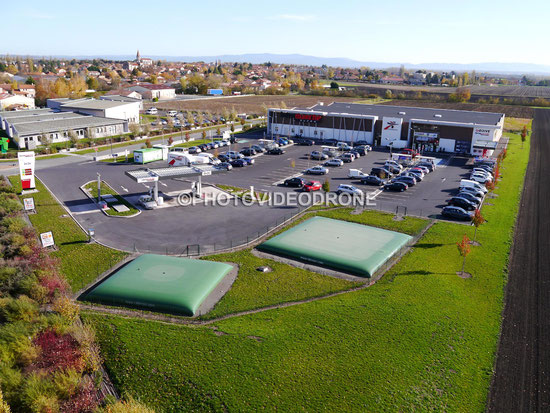 Vue aérienne par drone du supermarché Intermarché à Ennezat dans le Puy-de-Dôme – bâtiment commercial 
