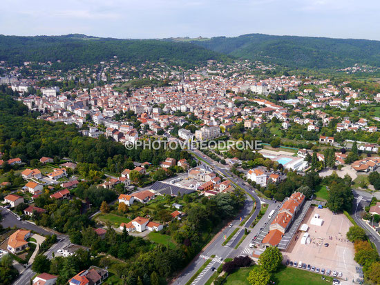 Vue aérienne par drone de la ville de Châtel-Guyon dans le Puy-de-Dôme