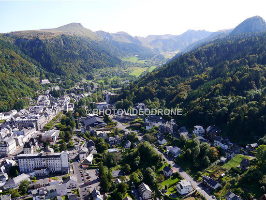 Vue aérienne par drone de la ville du Mont-Dore dans le Puy-de-Dôme – paysage urbain et montagne