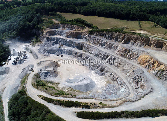 Photo et vidéo en drone de la carrière du Thym à Aubusson Creuse-Photovideodrone