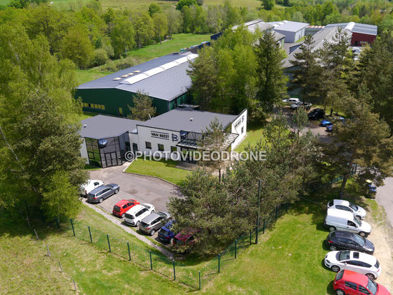 Vue aérienne par drone de l’usine Van Beest à La Celle-sur-Durolle – accessoires de levage et d’arrimage
