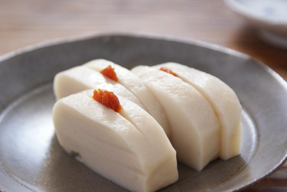 高級魚 ぐち だけで仕込んだ魚の甘みと脂の旨味がとっても濃い ぐちかまぼこ に汐雲丹をつけて食べると大変美味です 越前雲丹など男性へのギフトなどにもお勧めの天たつ商品を紹介する11代目のブログです