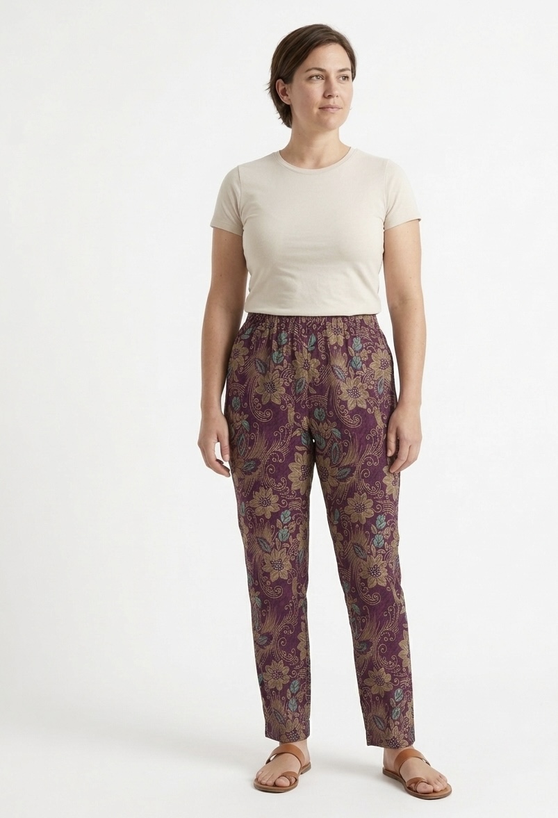 Mannequin debout portant pantalon violet en sari recyclé avec motifs indiens floraux et grosses fleurs vert turquoise