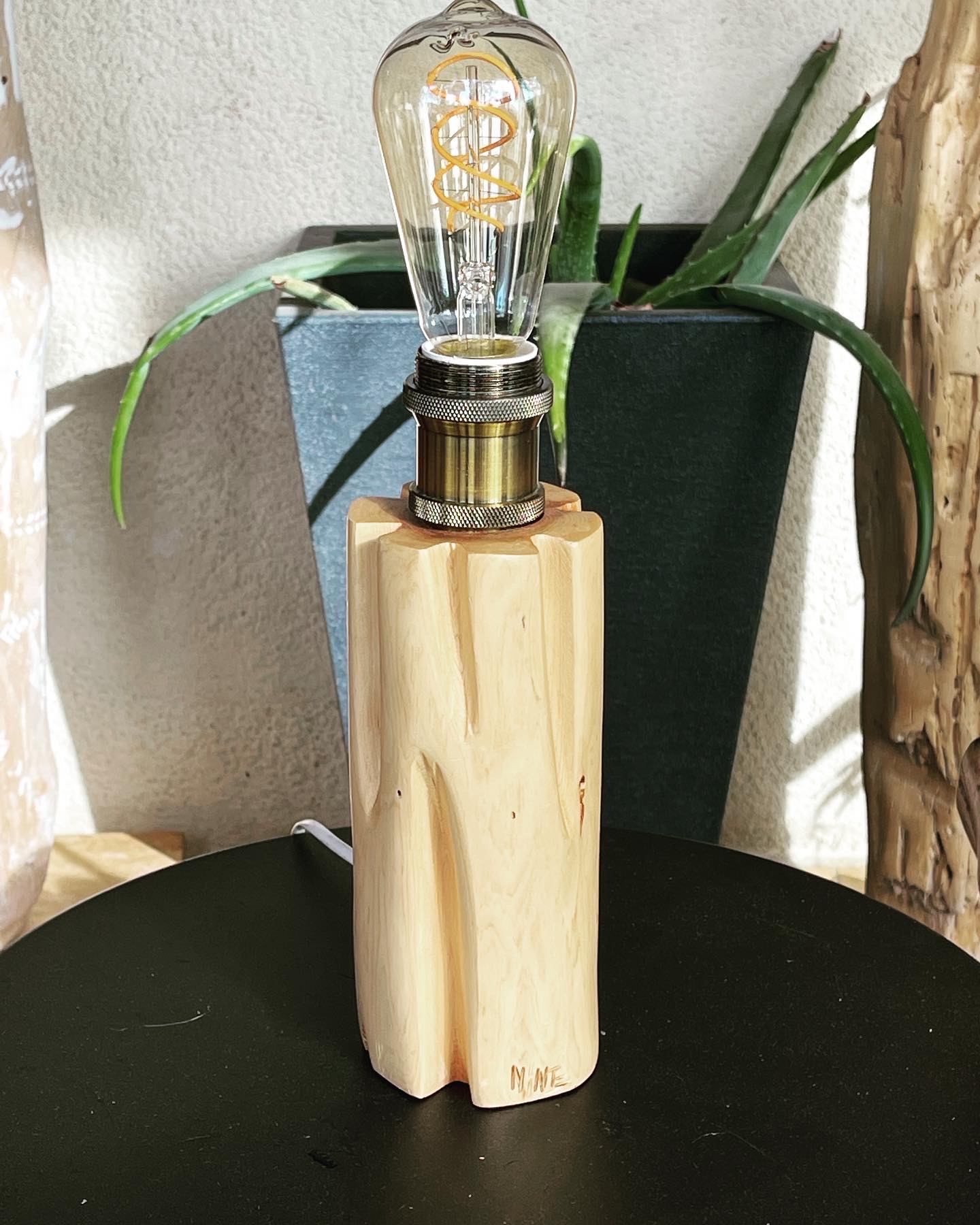 Lampe artisanale en bois de cade