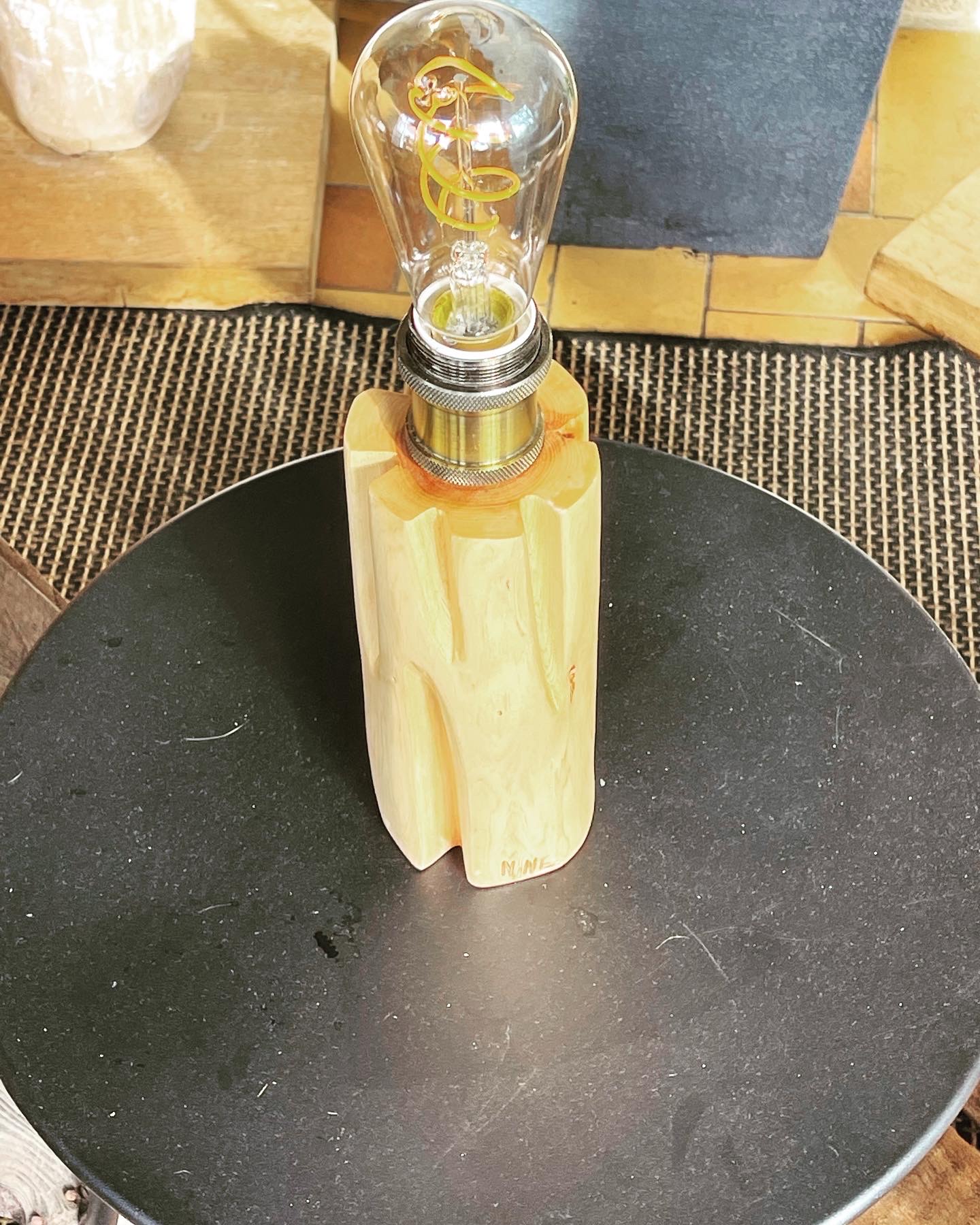 Lampe artisanale en bois de cade