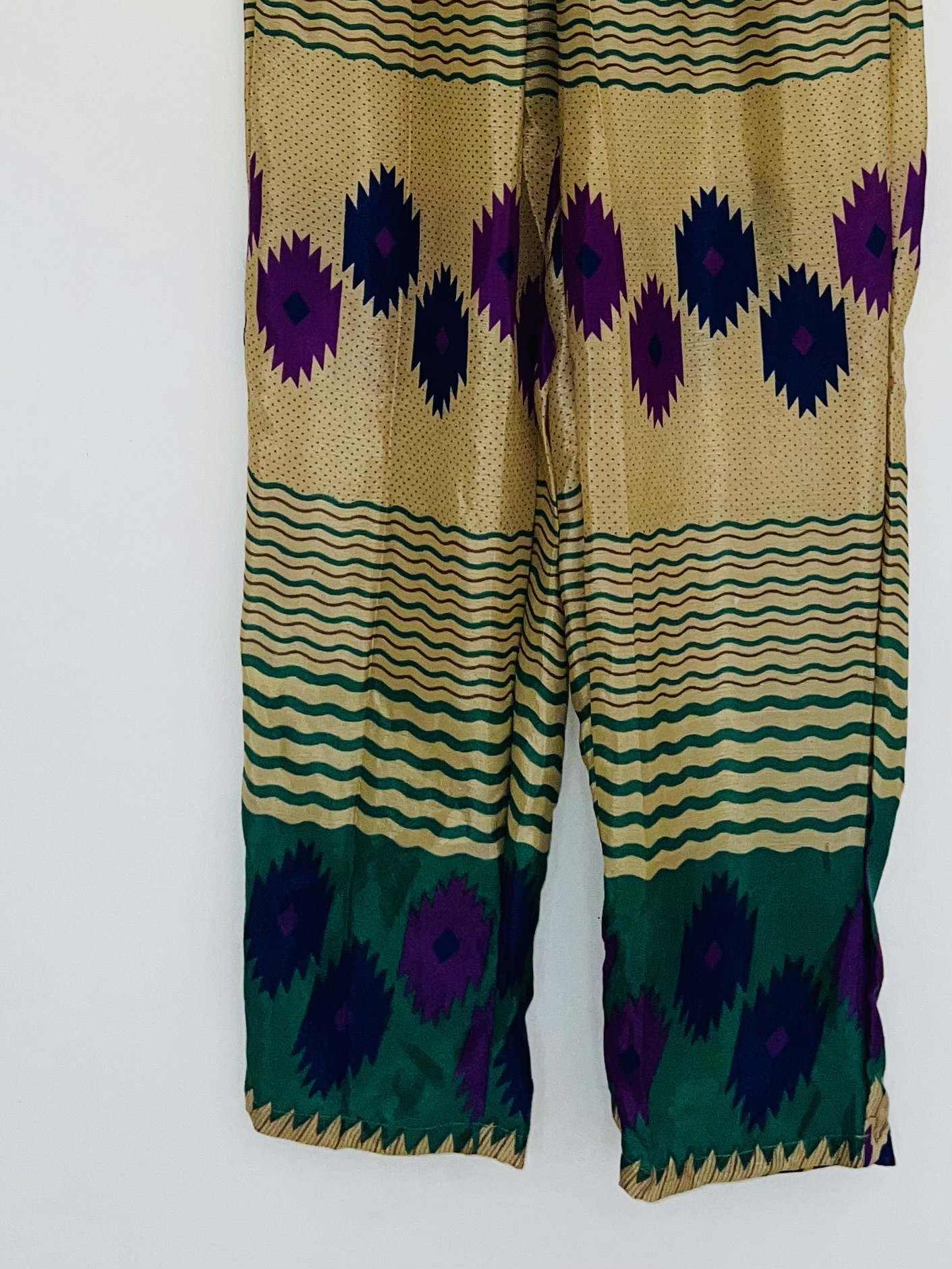 Pantalon unique en sari recyclé – Pièce artisanale en taille M