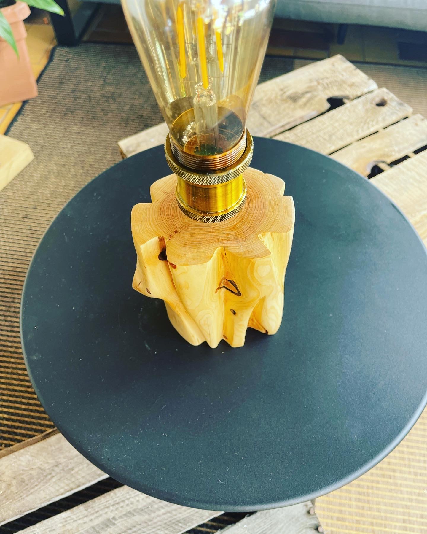 Lampe artisanale en bois de cade