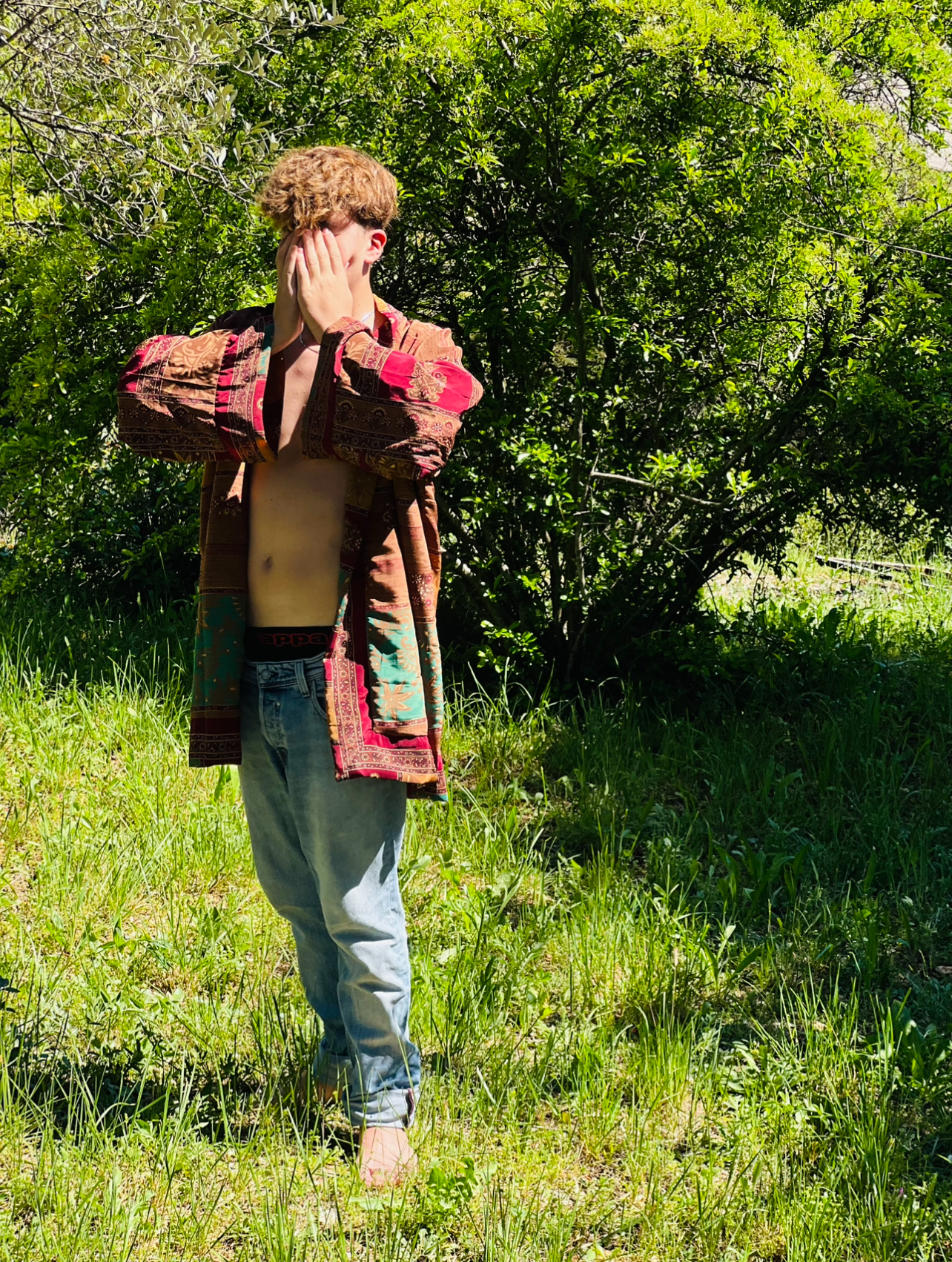 Kimono réversible vert, rouge et orangé-marron, porté de face