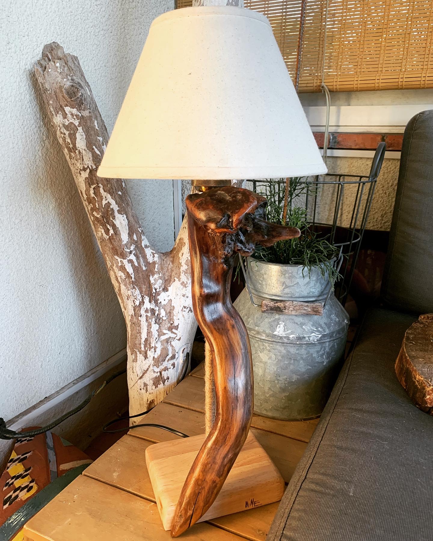 Lampe en bois flotté artisanale fait main 