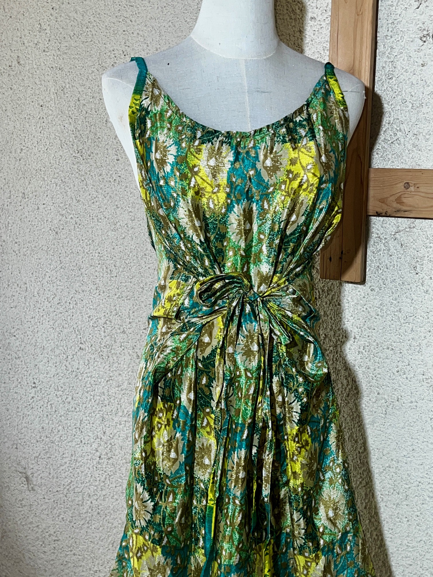  Robe courte en soie Sari vert et jaune lumineux – Gros plan sur la face et les liens à l’avant