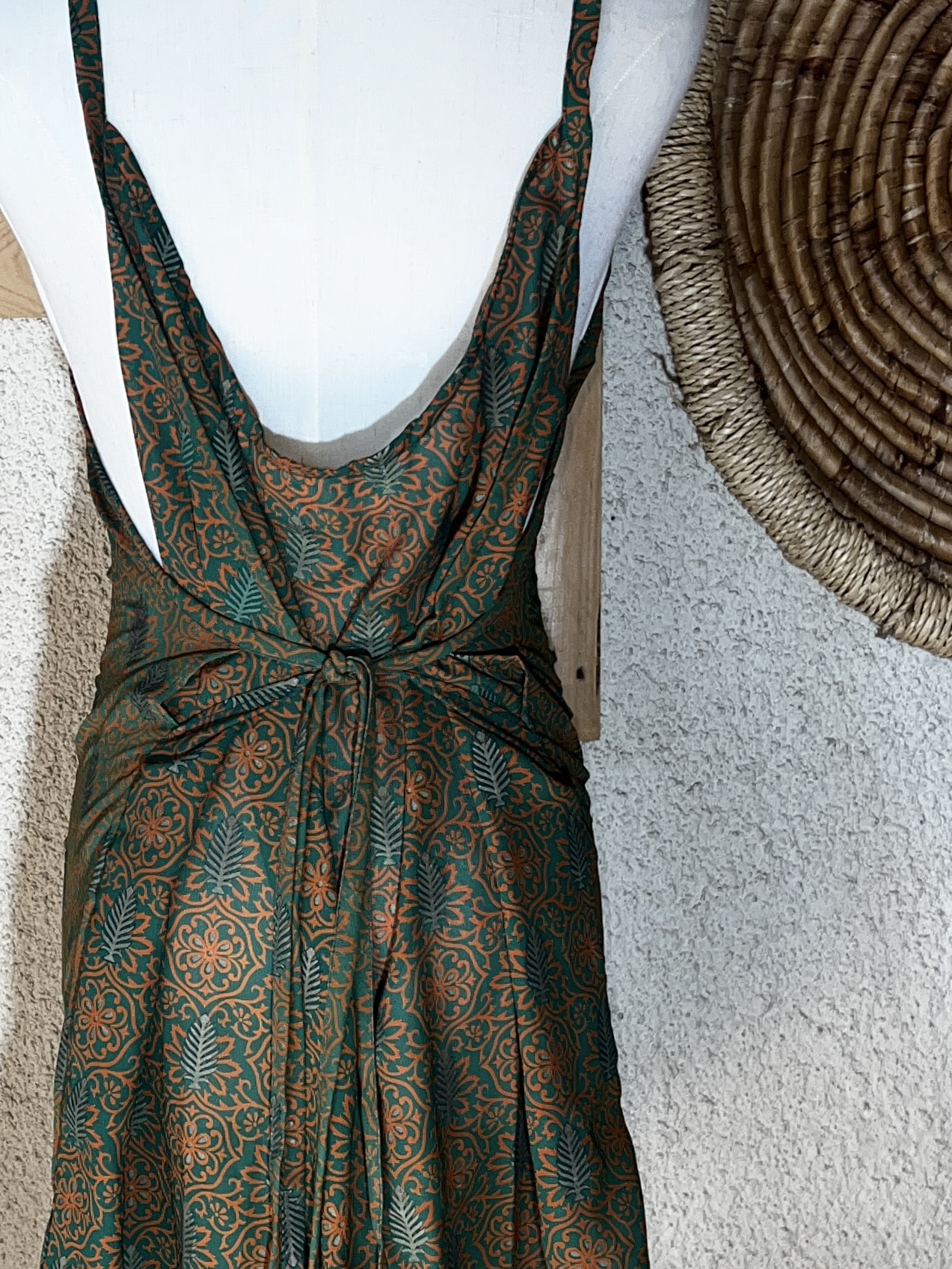Robe artisanale en soie Sari – Zoom sur les détails raffinés de face