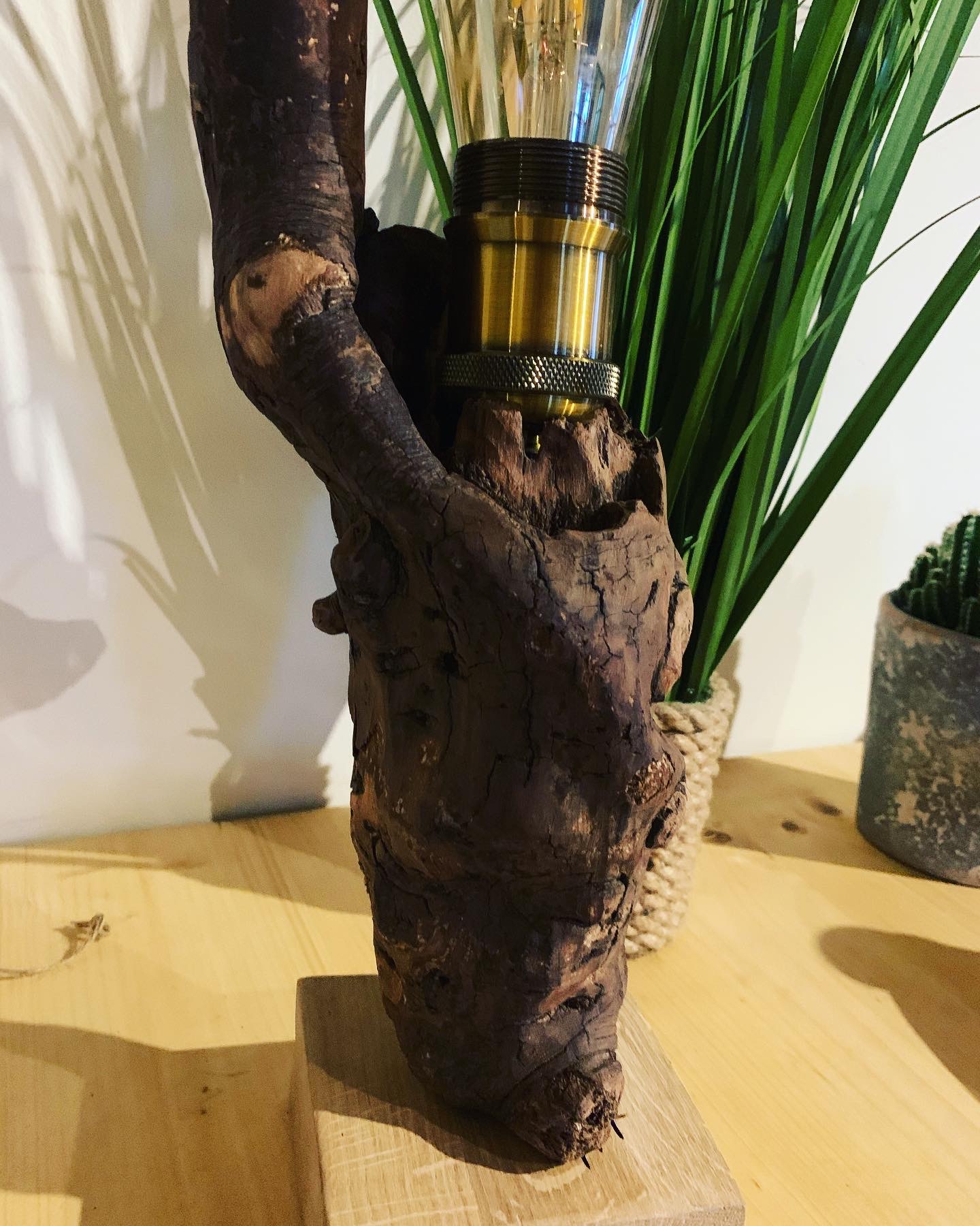 Lampe en bois flotté artisanale fait main