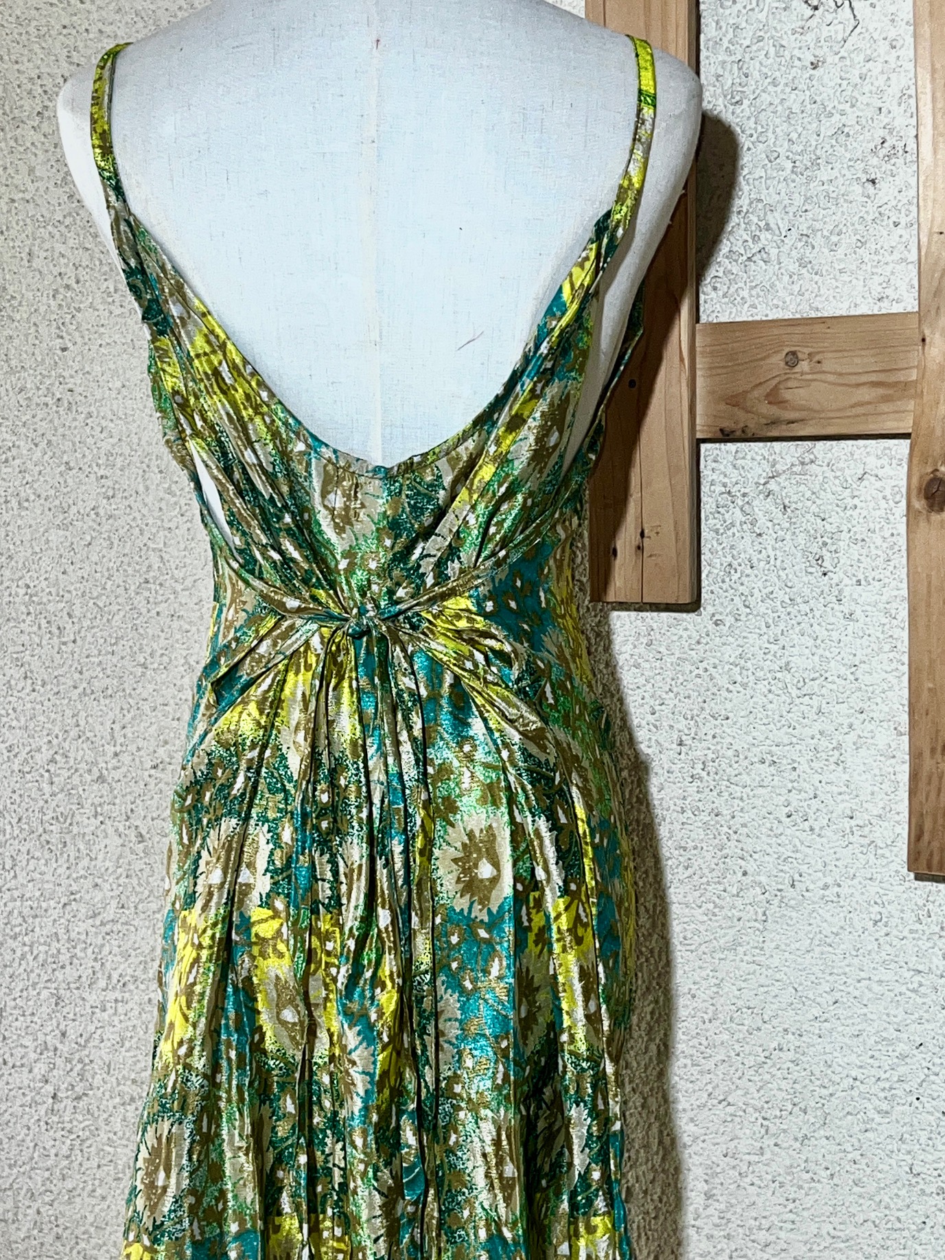 Robe courte en soie Sari recyclé vert vif et jaune – Gros plan sur le dos avec attaches élégantes