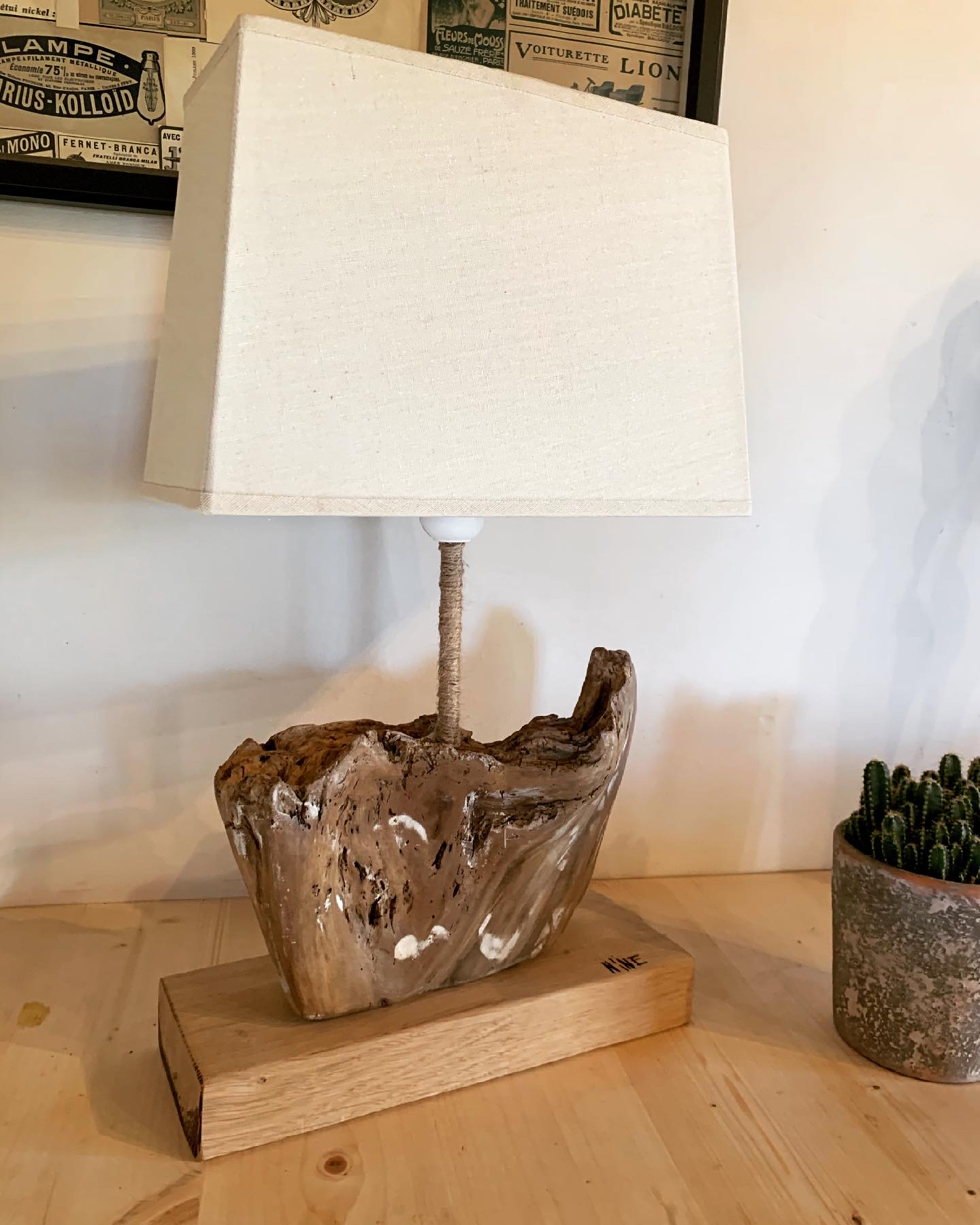 Lampe en bois flotté artisanale fait main