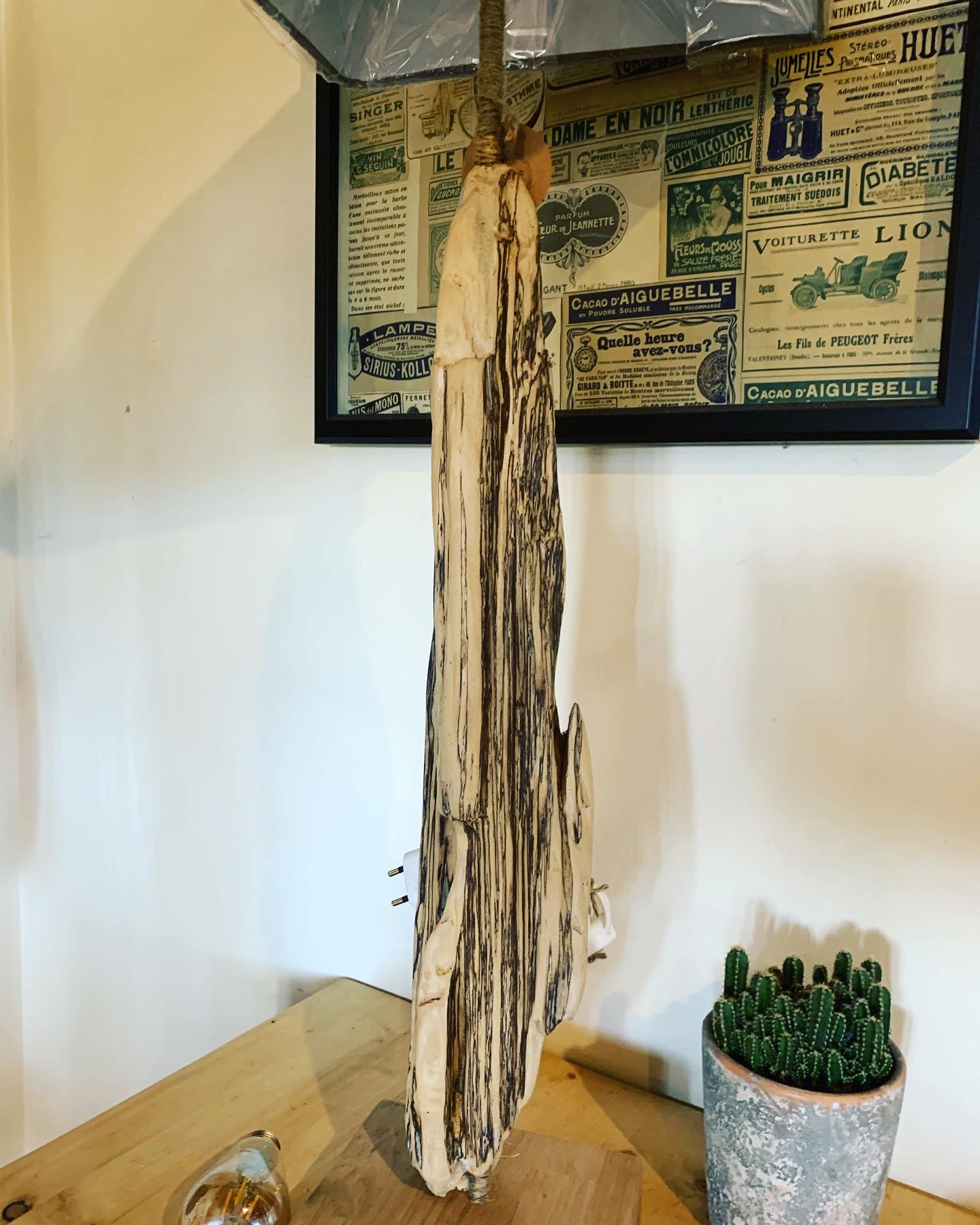 Lampe en bois flotté artisanale fait main