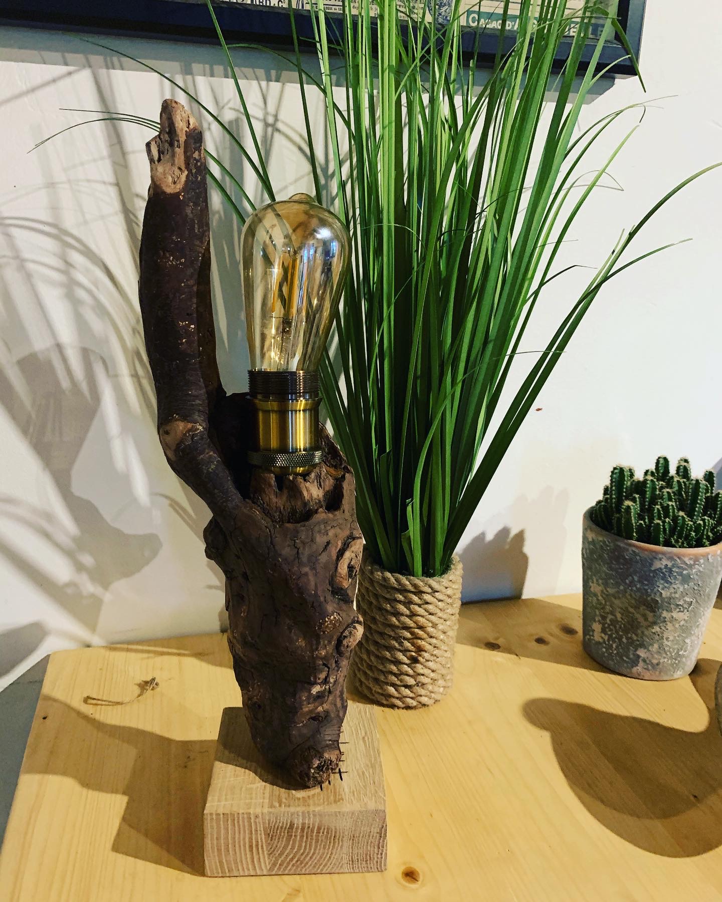 Lampe en bois flotté artisanale fait main