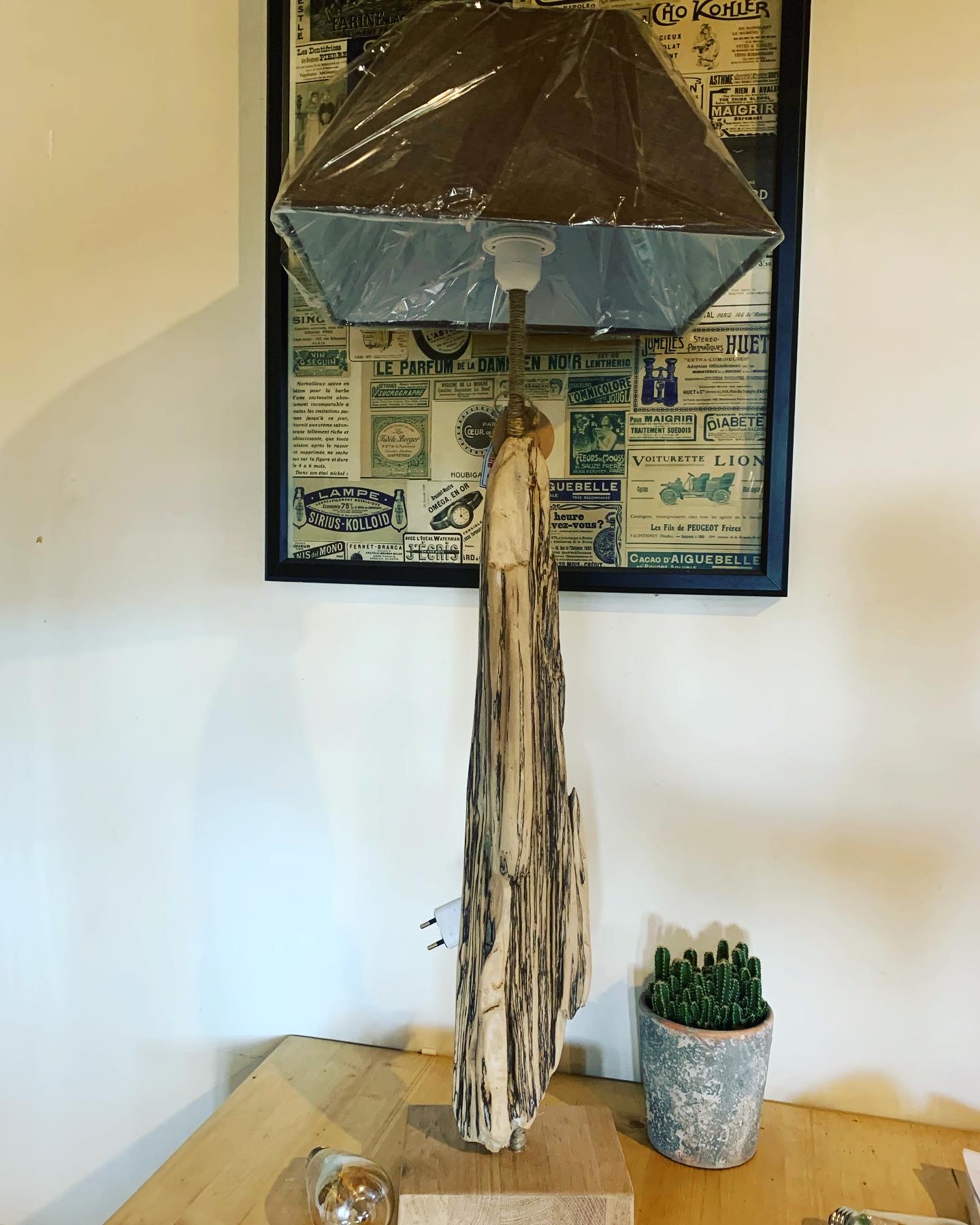 Lampe en bois flotté artisanale fait main