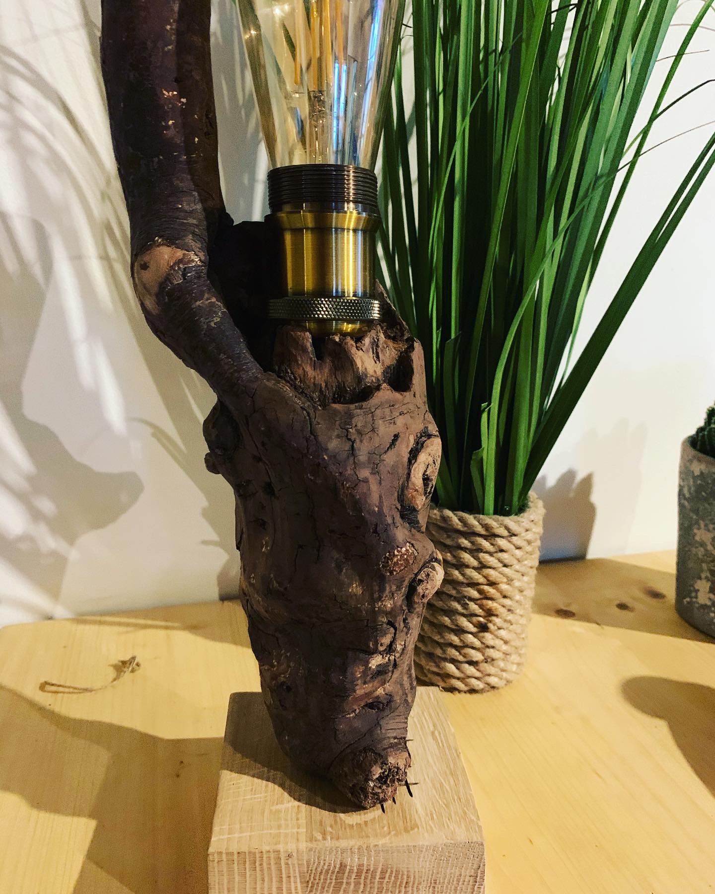 Lampe en bois flotté artisanale fait main