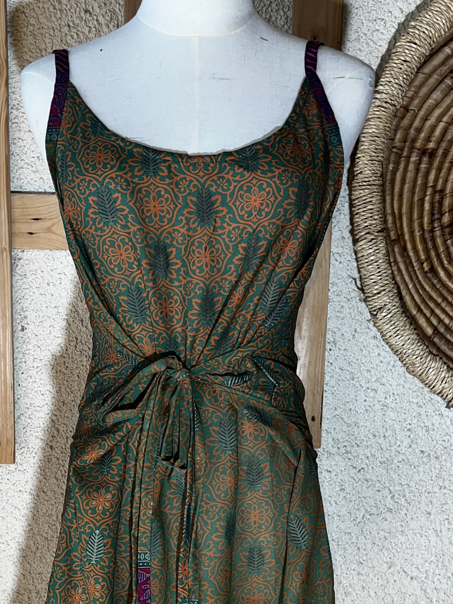 Robe élégante en soie Sari – Vue de face sur mannequin, liens noués à l’avant (zoom sur les détails)