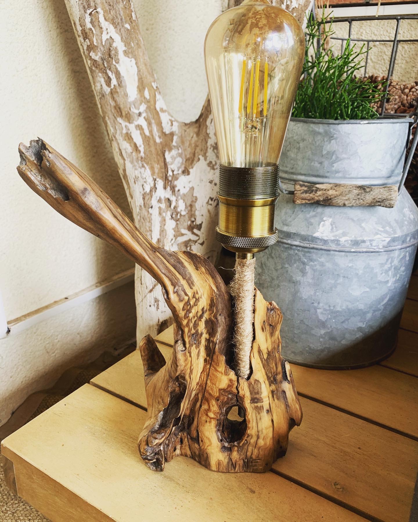 Lampe artisanale en bois d'olivier 