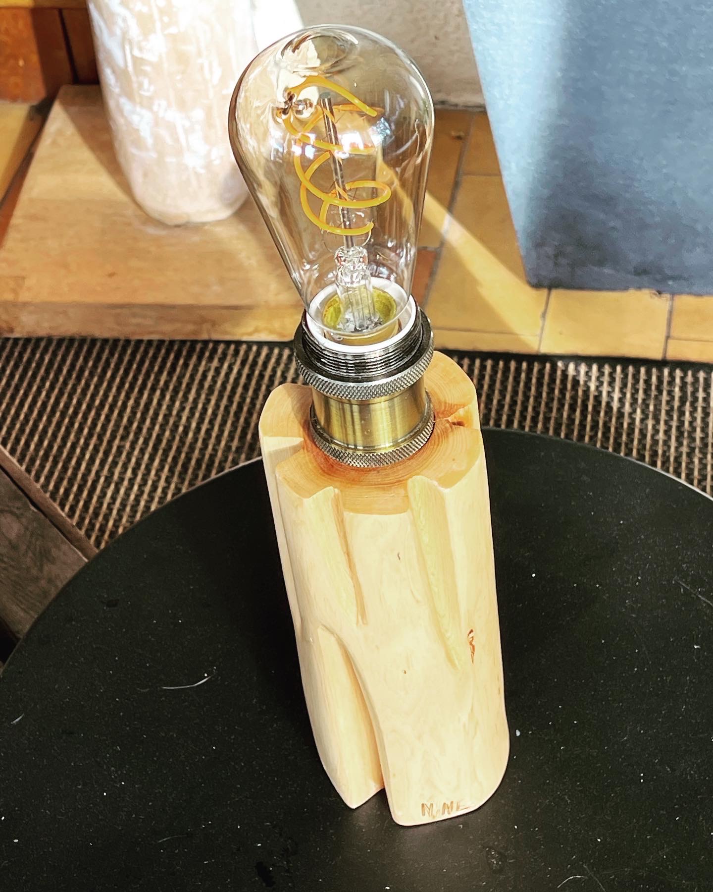 Lampe artisanale en bois de cade
