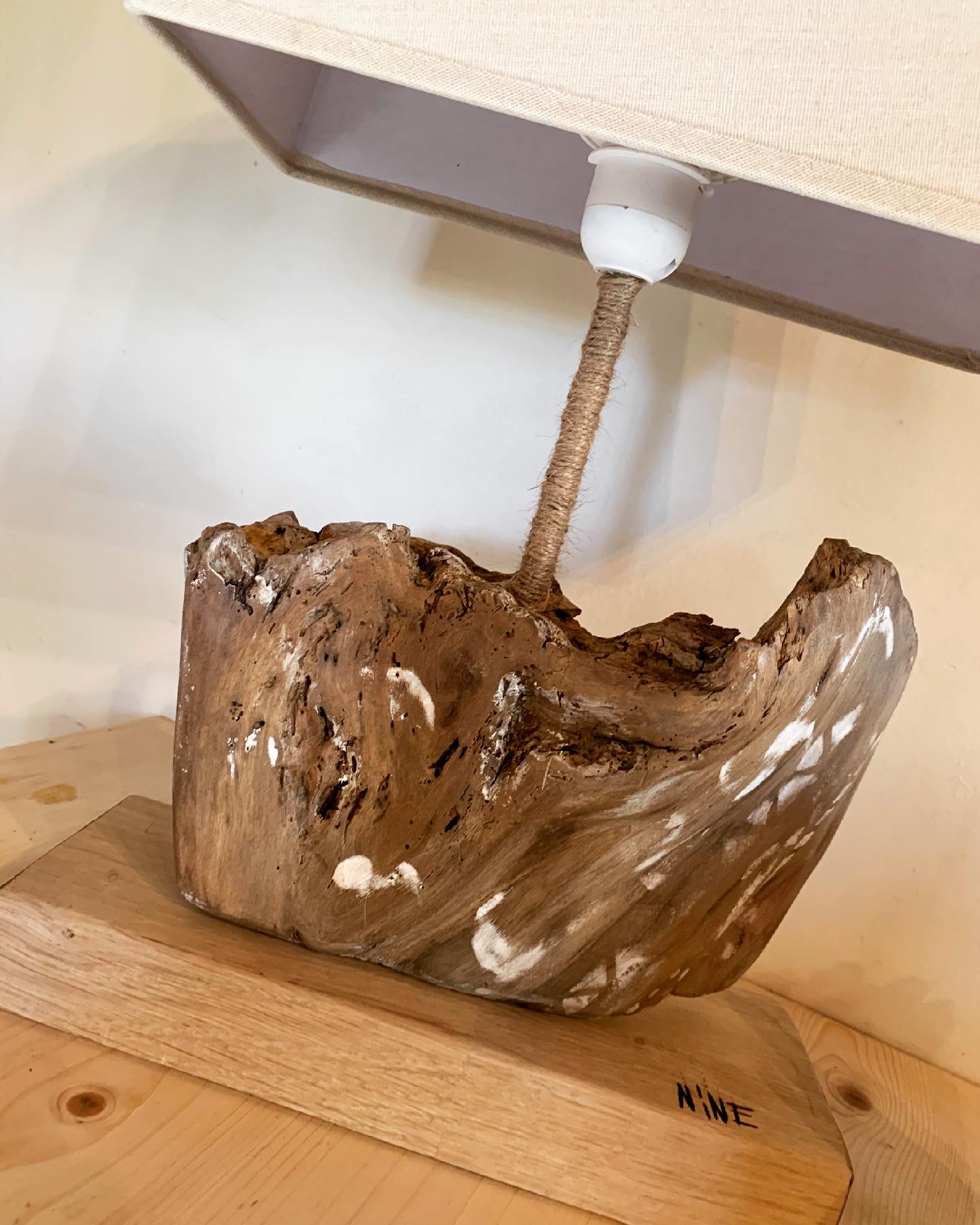 Lampe en bois flotté artisanale fait main