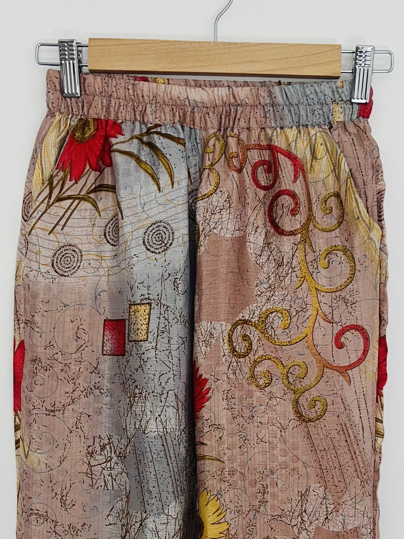 Pantalon unique en sari recyclé – Pièce artisanale colorée et originale