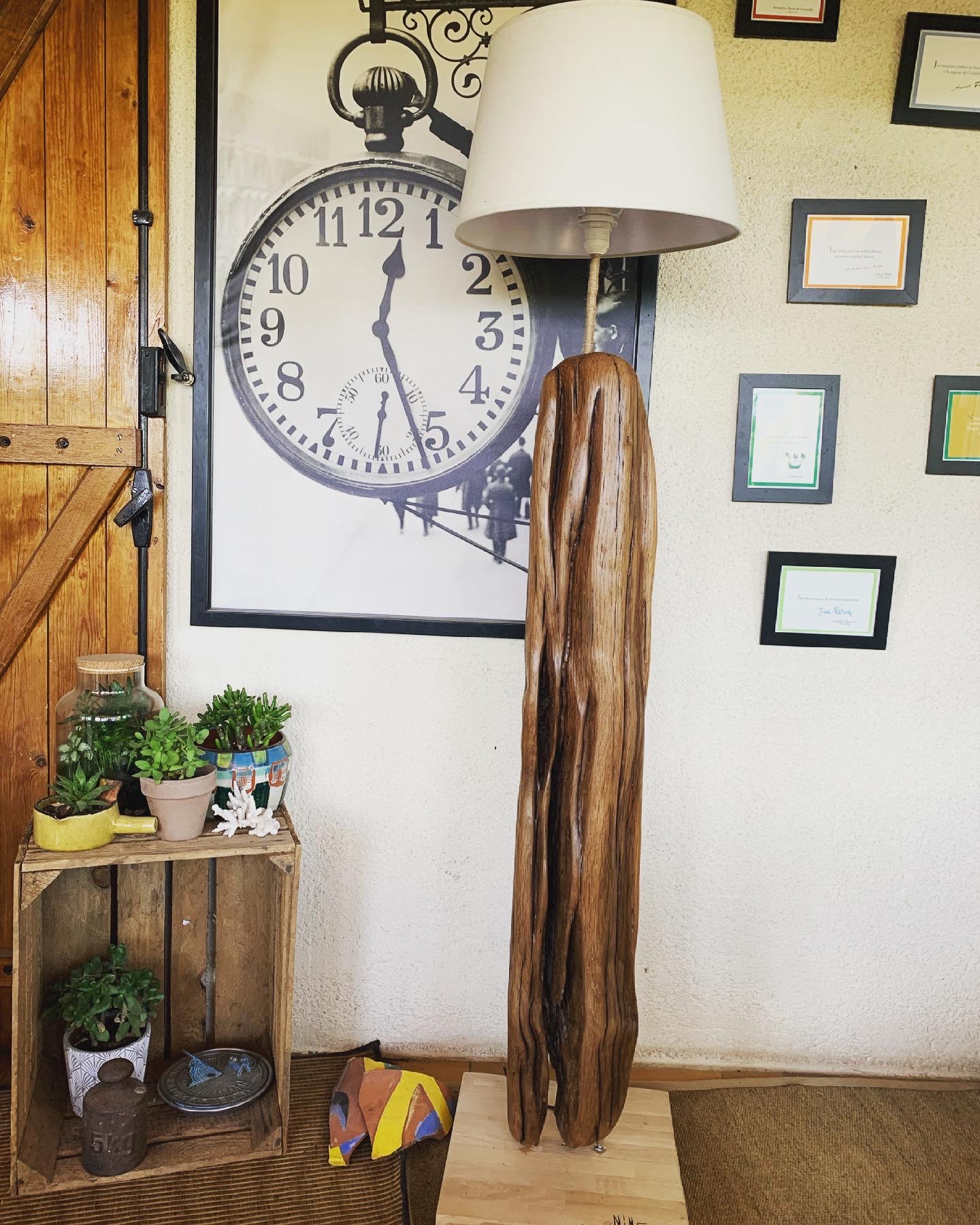 Lampe en bois flotté artisanale fait main