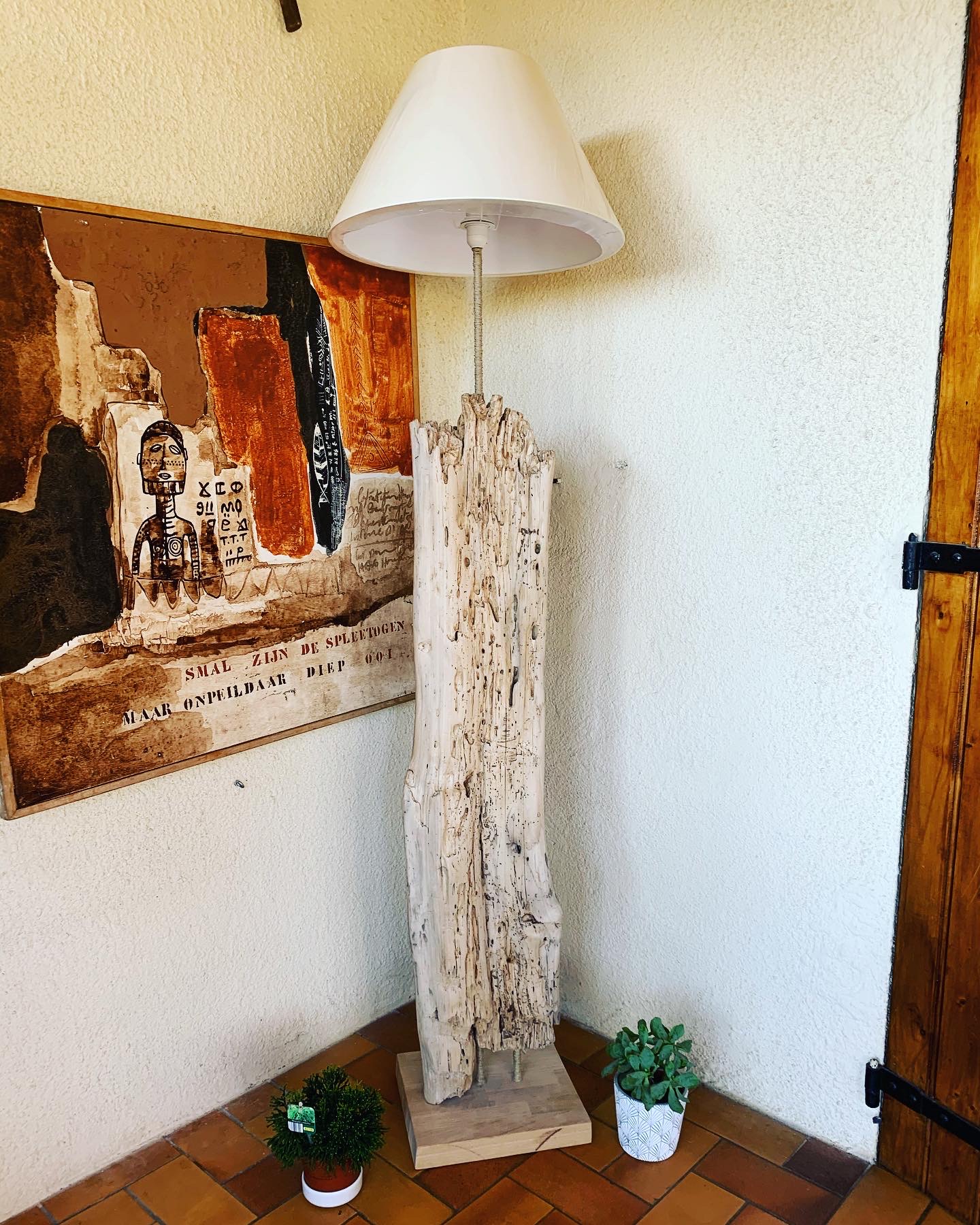 Lampe en bois flotté artisanale fait main 