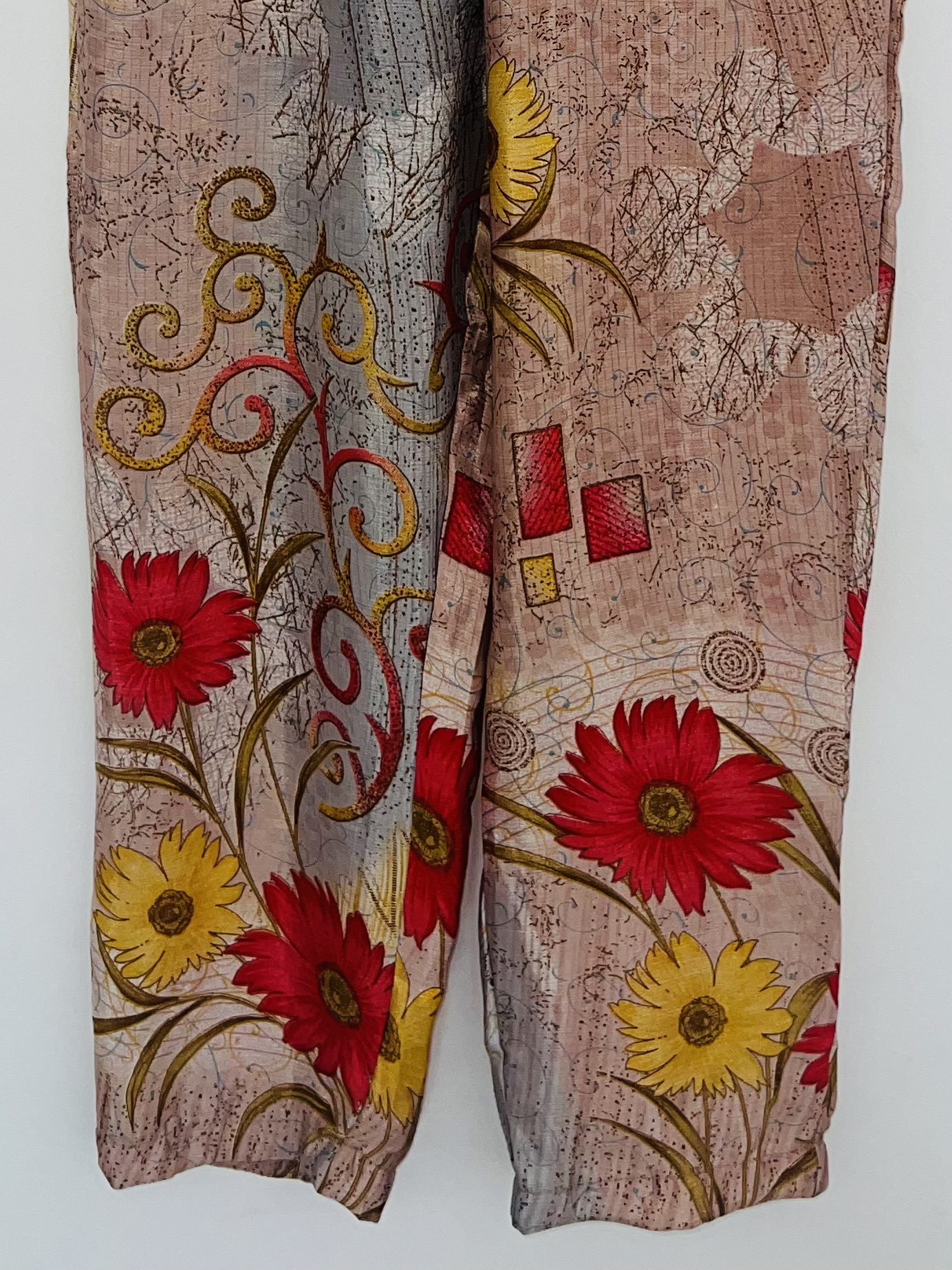 Bas du pantalon artisanal – Fleurs jaunes et motifs indiens élégants