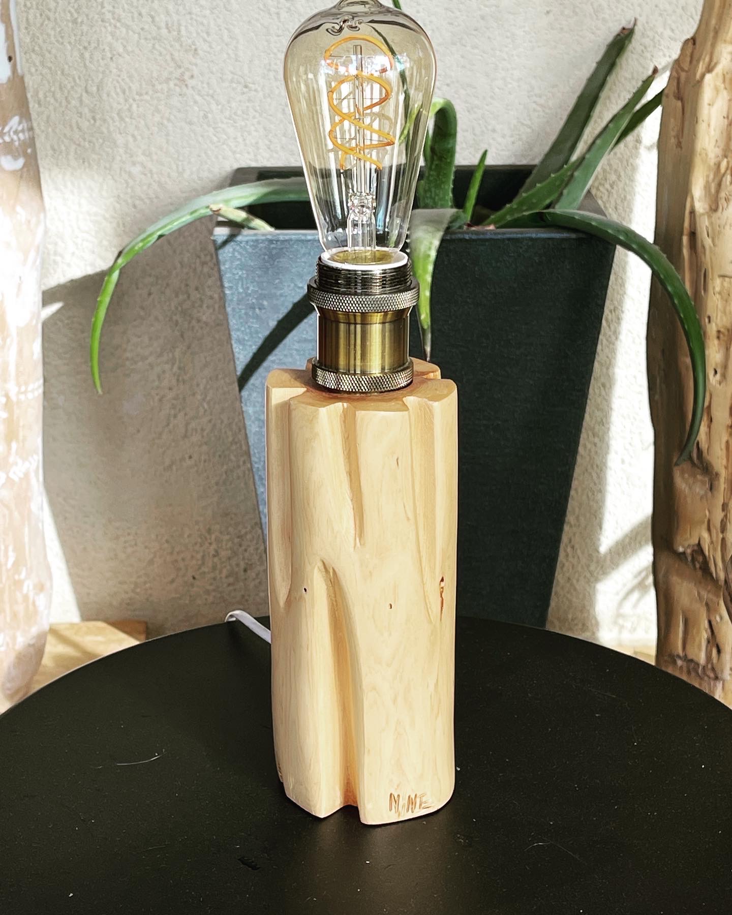 Lampe artisanale en bois de cade
