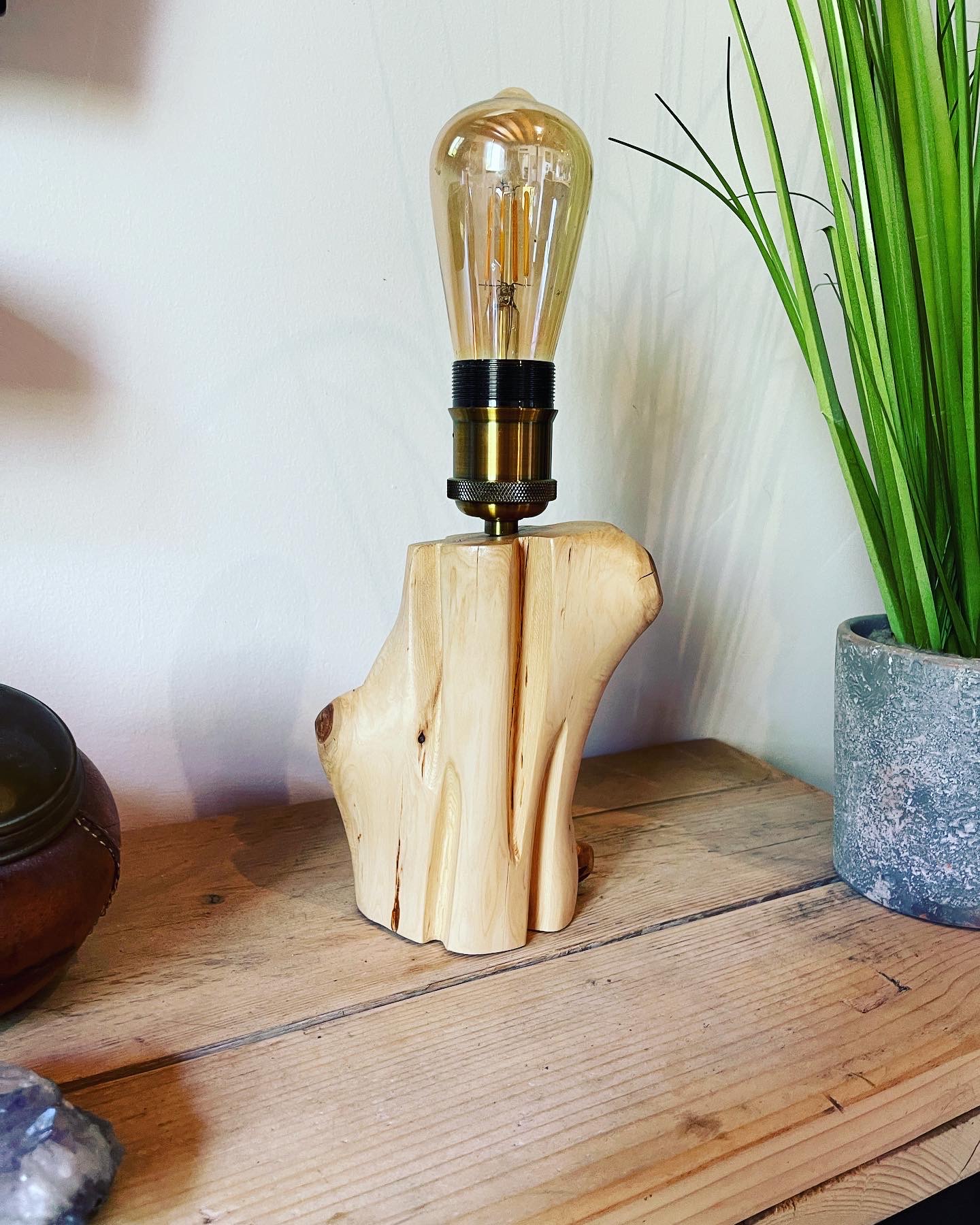 Lampe artisanale en bois de cade