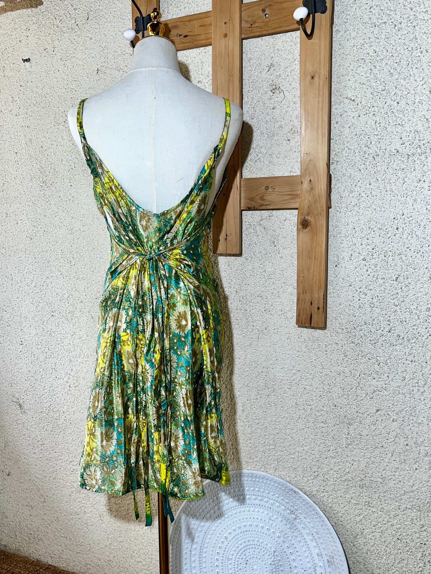 Robe courte en soie Sari vert et jaune – Vue complète de dos avec liens noués à l’arrière