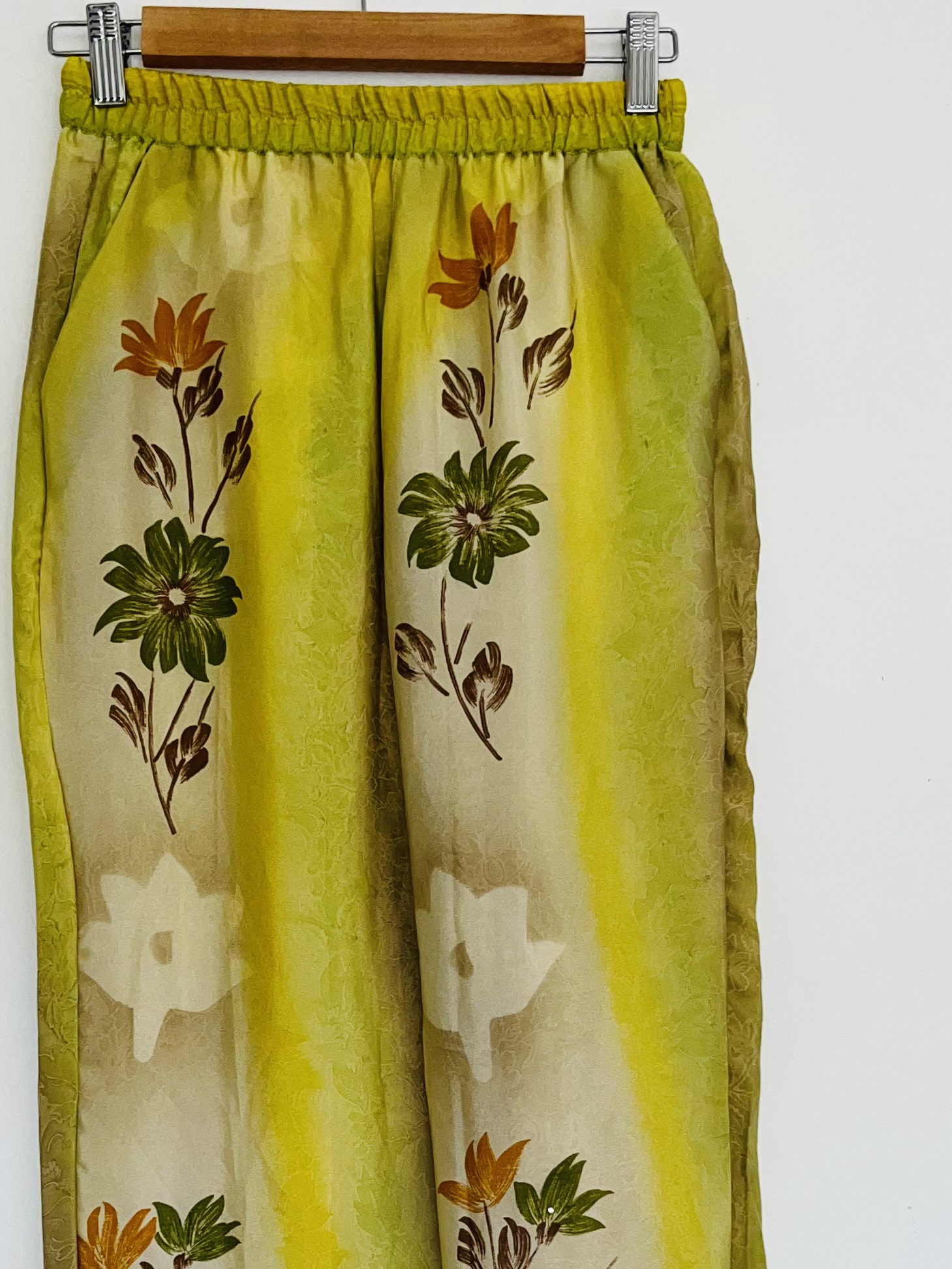 Détail des motifs floraux – Couleurs terre et vert bouteille