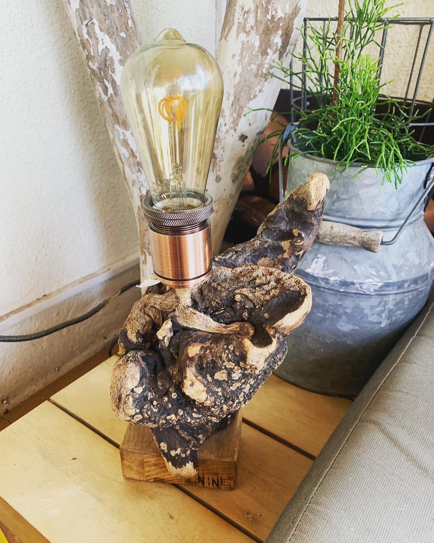 Lampe en bois flotté artisanale fait main 