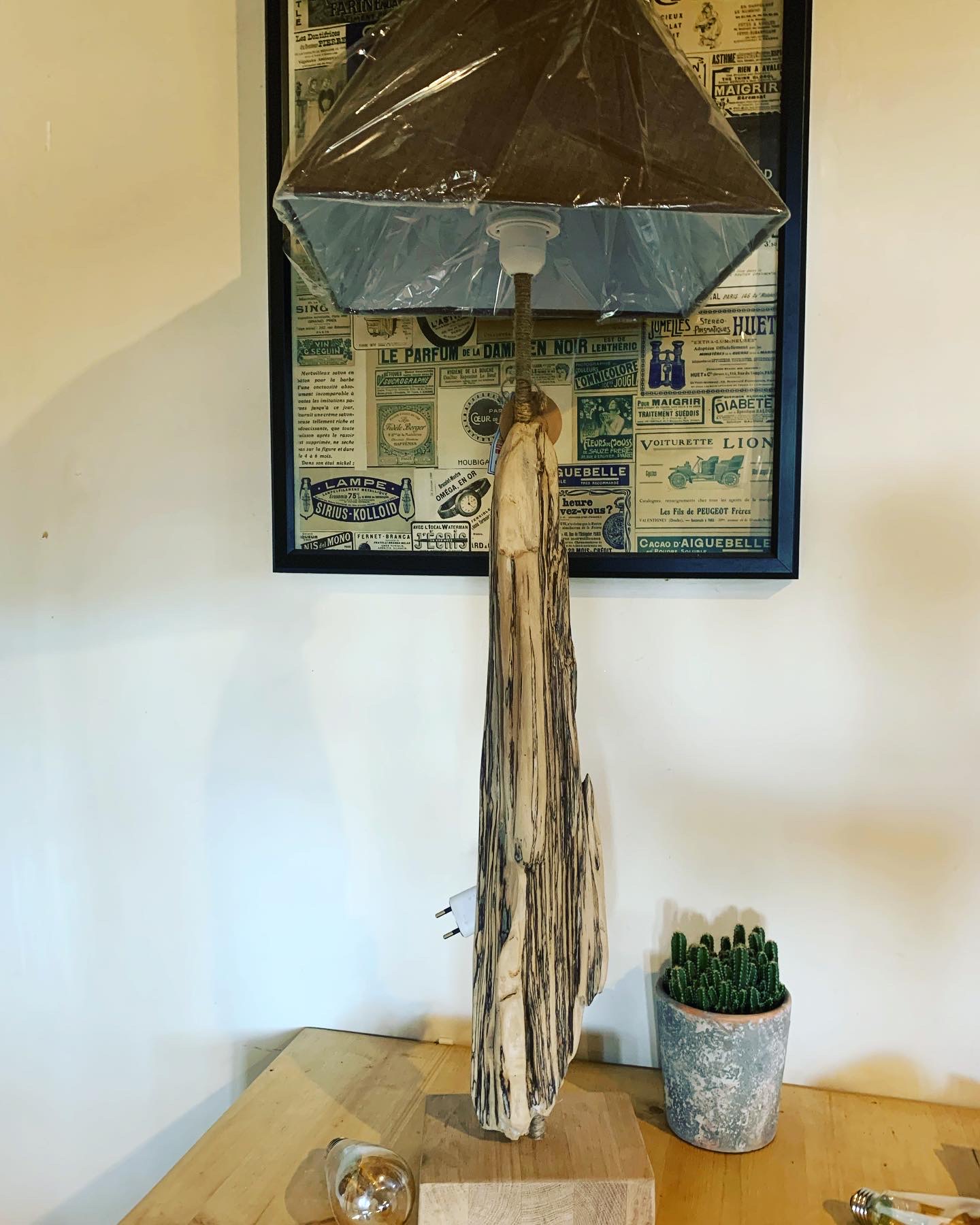 Lampe en bois flotté artisanale fait main