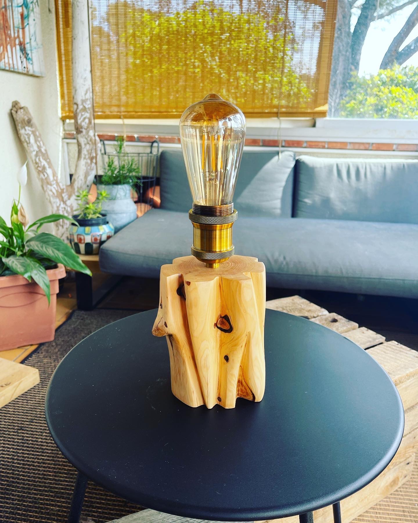 Lampe artisanale en bois de cade