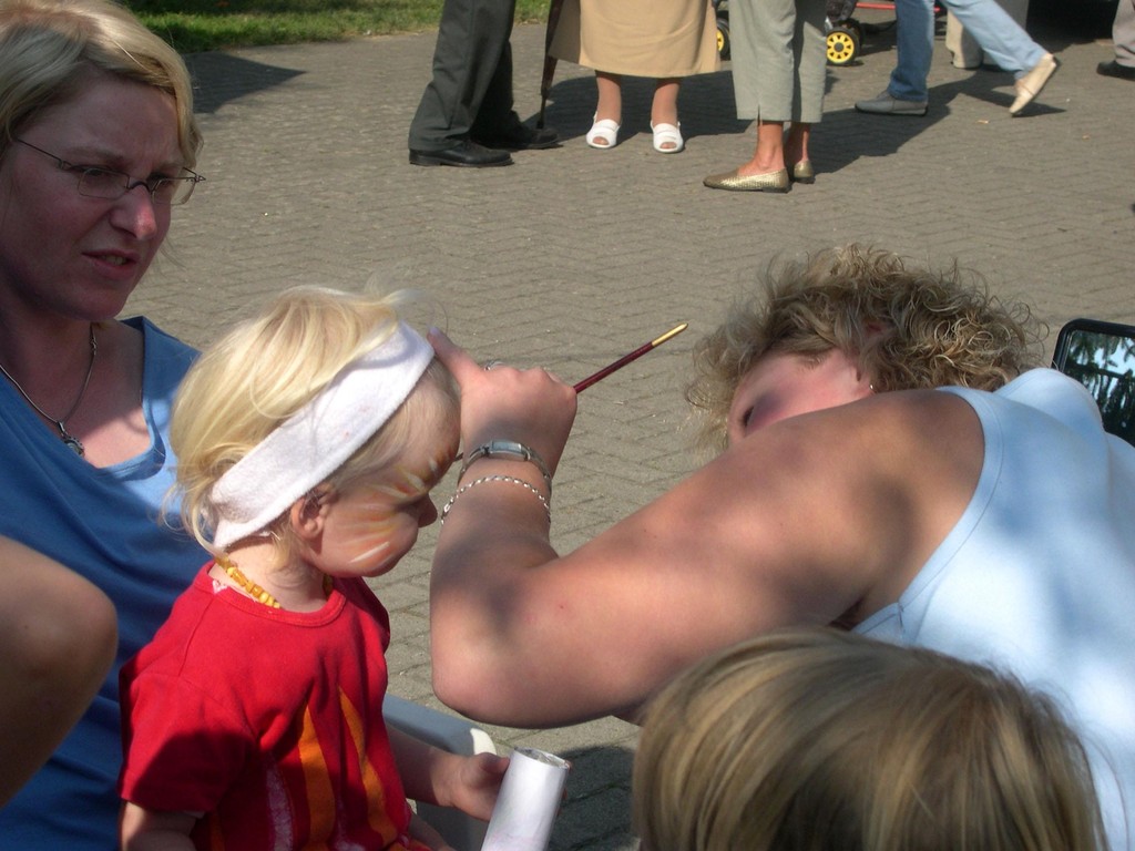 22.08.2004 Volksfest Kinderschminken mit Yvonne