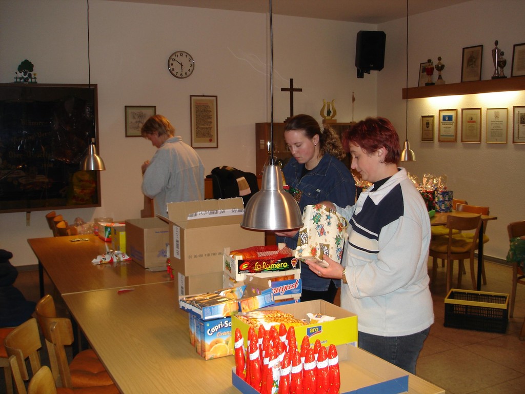 01.12.2005 Vorbereitung der Nikolaustüten