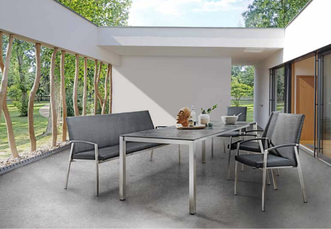 Tisch mit Edelstahlfüssen, Stuhl & Bank Talisma, Tischplatte Dekton Laos