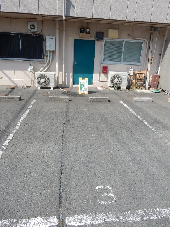 駐車場（一台）（店舗の裏側）