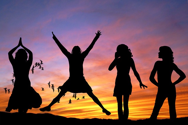 4 Frauen im Sonnenuntergang, vital, gesund, glücklich