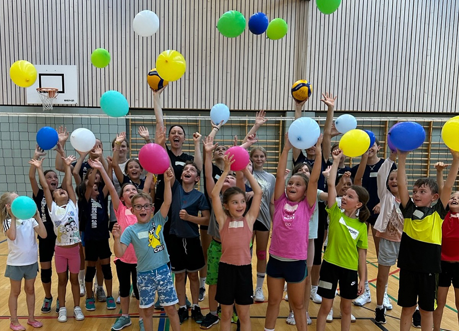 Sport- und Spielewochen in Höchst: Volleyball-Spaß für Kinder