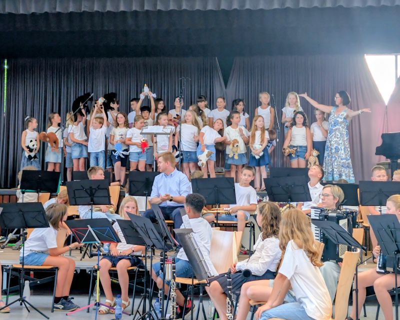 100 Nachwuchstalente auf der Bühne - Kooperationskonzert der Musikschule und Schillerschule