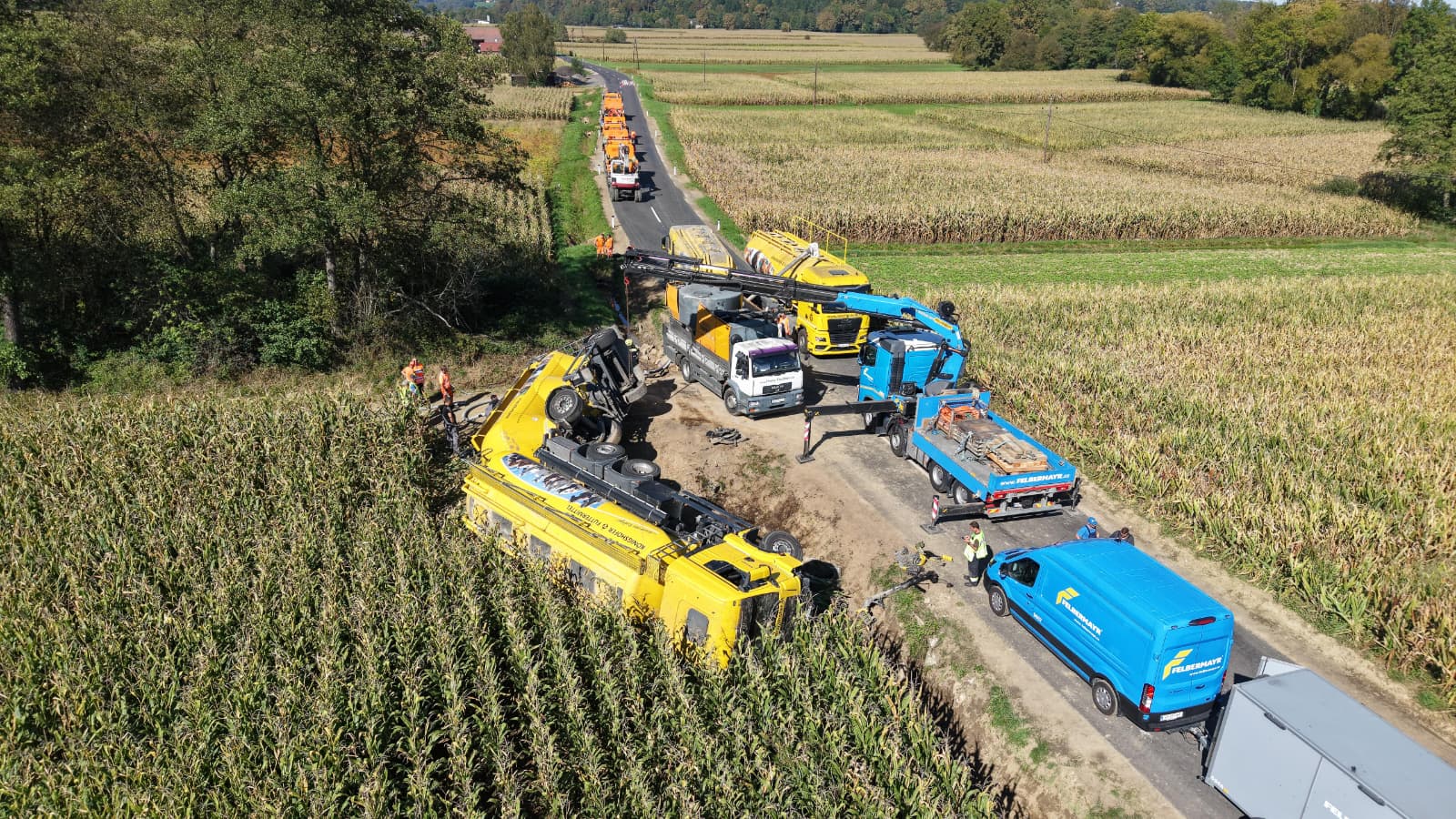 Schadstoffaustritt nach Verkehrsunfall LKW