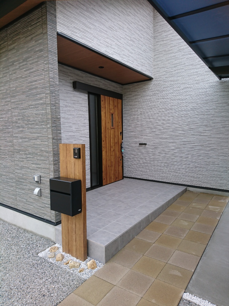 玄関ドアのイメージに合わせた木調の機能門柱