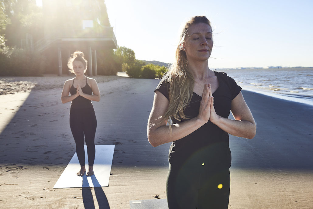 Soziales Yoga hilft und unterstützt Menschen entlang der Therapie