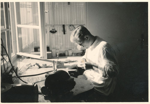 Hermann Heilrath im Labor