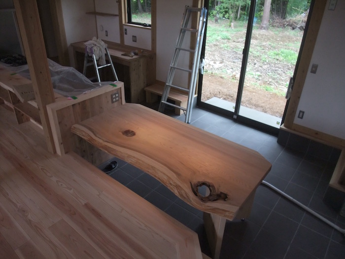 2016.06.30 ダイニングテーブル完成です.穴もそのままがいー感じ.
