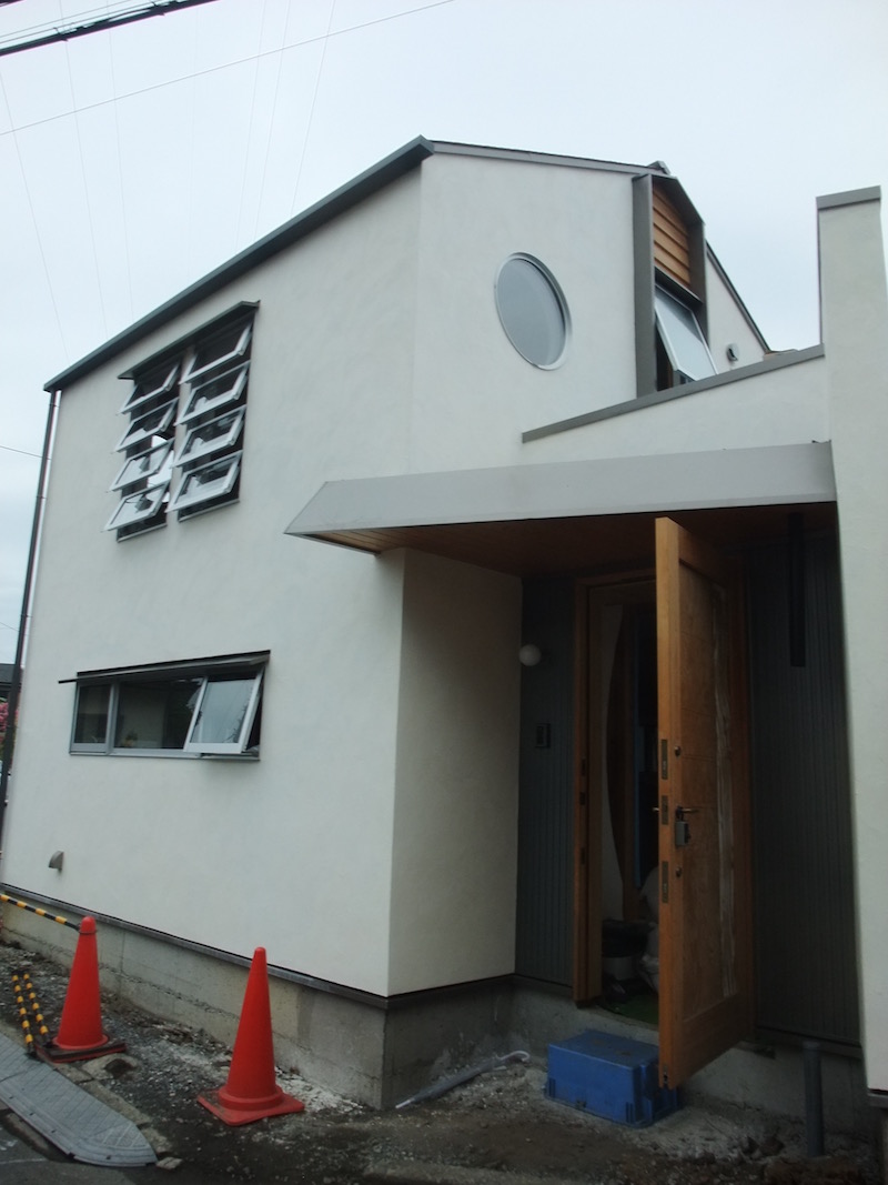 2015.08.13 足場がはずれました.外壁は石灰クリーム塗り.